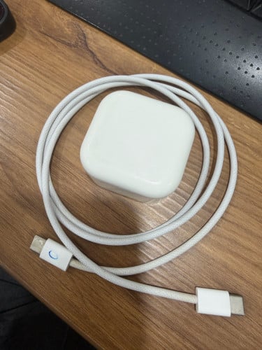 ខ្សែ និងឆ្នាំងសាកហ្សីន IPhone 15 ឡើង