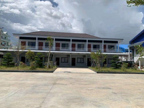 Warehouse for sale (ដីឃ្លាំងរោងចក្រមានចំណូលពីការជួលប្រចំាខែប្រហែល$៧,០០០/ខែ)