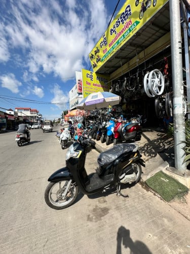 ស្កុបពីពេញនិយមពណ៍ខ្មៅ ម៉ូតូមាំហាប់ កាតស៊ីន១០០% នៅពន្លឺសុវណ្ណ