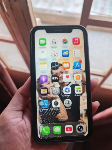 - ចង់លក់ IPhone 11 ស៊ីនទាំងអស់ (តួ អេក្រង់ ថ្ម) 99%- IOS 26.1- Function ប្រើបានទាំងអស់ មានប្រអប់