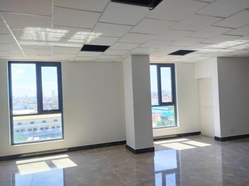 【Office Space for Rent】	Office Space in Grade C Building for rent	 【写字楼出租】	CIA学校附近 2004路 丙级写字楼内办公室