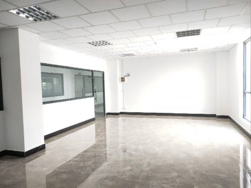 【Office Space for Rent】	Office Space in Grade C Building for rent	 【写字楼出租】	CIA学校附近 2004路 丙级写字楼内办公室