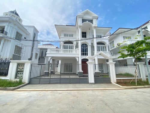 វីឡាឃ្វីនសម្រាប់លក់ | Queen Villa for Sale in Borey Pnhom Penh Thmey Elite Park2