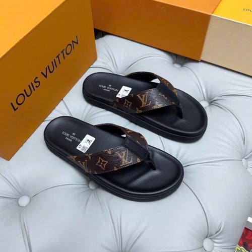 🏅ម៉ូតថ្មីមានតិចណាស់ ធានាស្អាតដូចរូប 🏅•Size 39-43 មានប្រអប់❤️ ស្បែក ទន់ ស្រួលពាក់