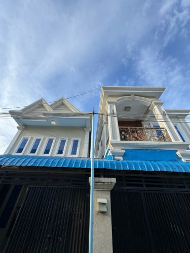 #ផ្ទះលក់បន្ទាន់  ២ ល្វែងជាប់គ្នាម្ដុំផ្សារព្រែកហូរ (ក្រុងតាខ្មៅ) 🔥