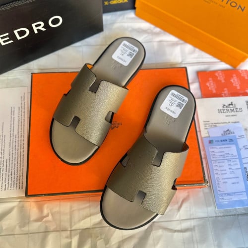 Promotion មិនធ្លាប់មាន  ម្រយះពេល20គូប៉ុណ្ណោះ😊🙏🏻Hermes ពណ៍ប្រផេះ•Size 39-43 មានប្រអប់❤️