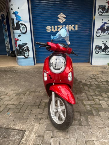 ម៉ូតូថ្មីពណ៍ក្រហមម៉ាសុីនល្អប្រើកូនសោរ