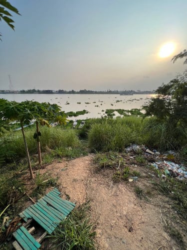 ដីលក់ធូរថ្លៃកន្ទុយជាប់ទន្លេ