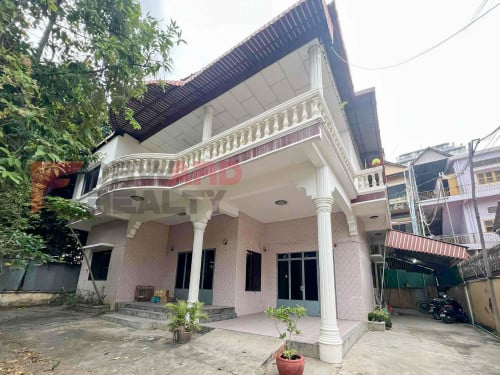 🏡 8 Bedrooms villa available for rent in Boeng Trobek Area
