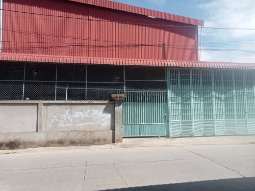 ឃ្លាំងអាជីវកម្មសំរាប់លក់