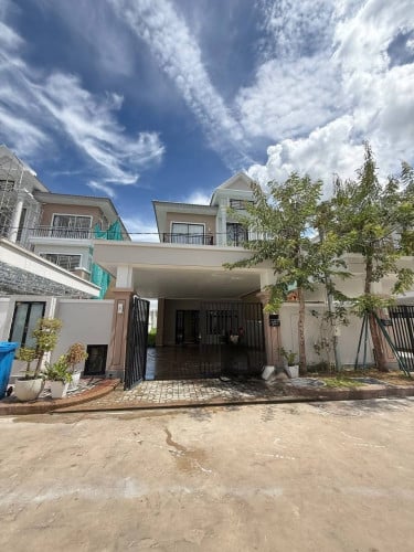 វីឡាភ្លោះ សំរាប់ជួល ប៉េងហ៊ួត៥០ម