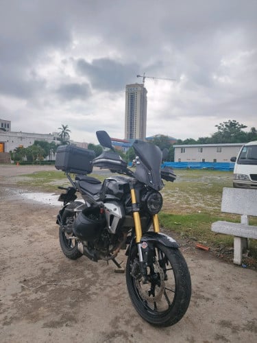 លក់គ្រឿងលេងលើម៉ូតូ