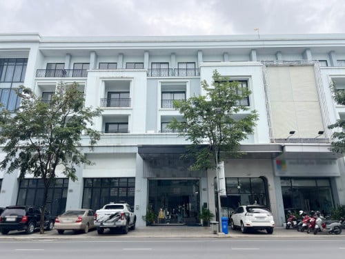 ផ្ទះអាជីវកម្ម សម្រាប់លក់ នៅបុរីជីប ម៉ុង 27