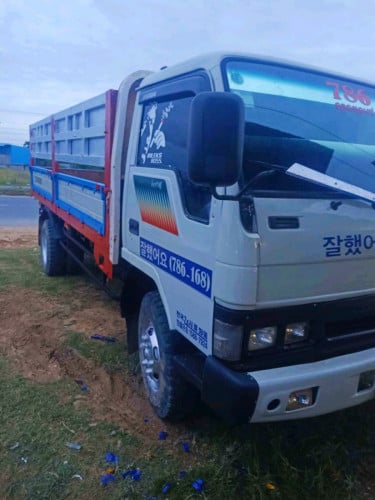 ឡានលក់ឆ្នាំ 93 /3. 5 តោនប៉ុង5តោន