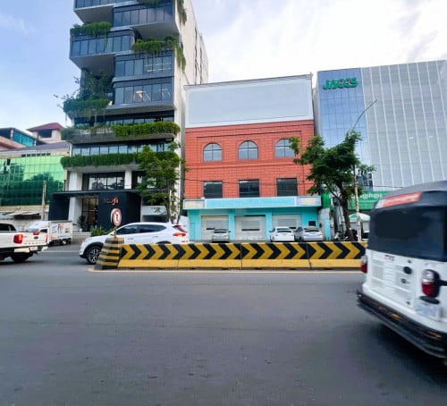 » អគារនិង​ឃ្លាំងសម្រាប់ជួលលើផ្លូវធំ/ Building and Warehouse for Rent on Main Road.