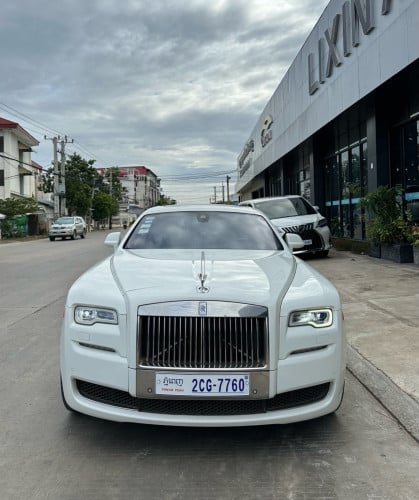 រថយន្តទំនើបRolls Royce មួយទឹកថ្មី