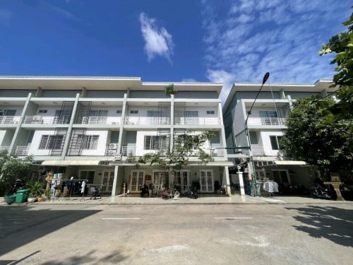 Link (3bedroom) for rent in Peng Hout 598