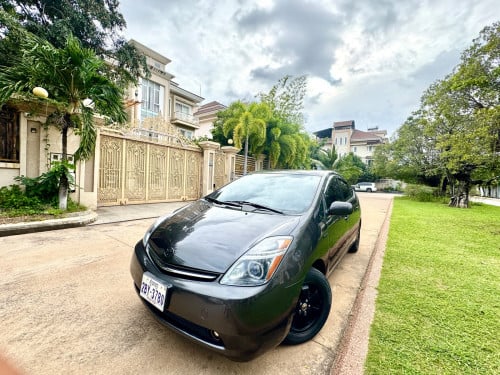 Prius 07 full option កាត់បានពីម្ចាស់ដើមស្អាត សំណុំសុីនមូលស្អាត ធានាអាគុយនិង ABS ឆ្នាំខ្ពស់