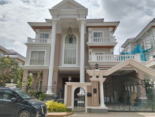 Queen Villa For Sale