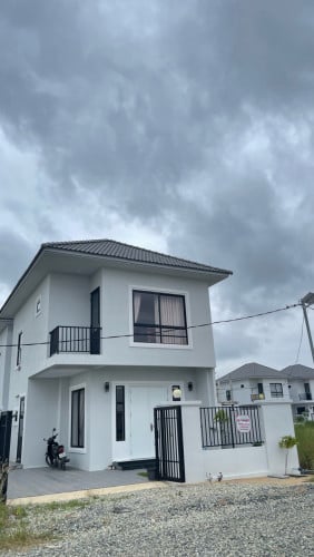 កូនវីឡាតូច​ ខ្លឹម​ លក់បន្ទាន់​ ២បន្ទប់គេង​ ៣បន្ទប់ទឹក​ ផ្ទះឥដ្ឋ២០​ ដំបូលប្រក់ក្បឿង​ មានរបងជុំវិញផ្ទះ