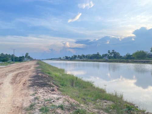 ដីលក់ មាត់ស្ទឹង នៅជិតព្រលានថ្មី