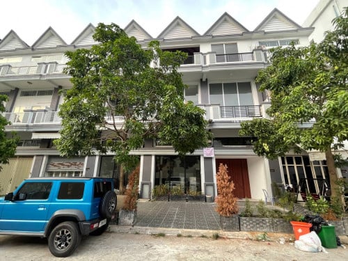 ផ្ទះបីល្វែងសម្រាប់ជួលនៅជ្រោយចង្វារ