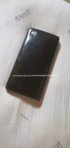 កាបូបដៃបុរសស្បែកកញ្ចក់មួយទឹក