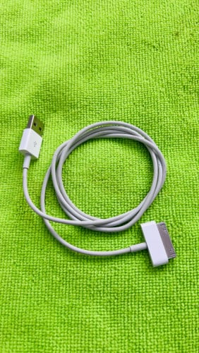 ខ្សែសាក​ និងបញ្ចូលចម្រៀង​ Original USB CABLE សំរាប់ iPod​ iPhone & iPad មួយទឹកជប៉ុន