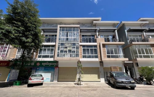 【#金边房屋出租  #出租】# 病发成 #一号路 房屋出租 /Shop House For Rent 房间数量：#4房 5卫 / 出租价格：$900