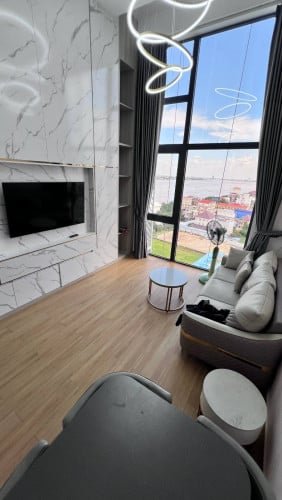 Loft 1-BR condo for rent near Riverside