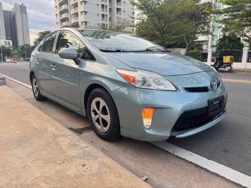 Toyota Prius 2013 ក្នុងលឿង