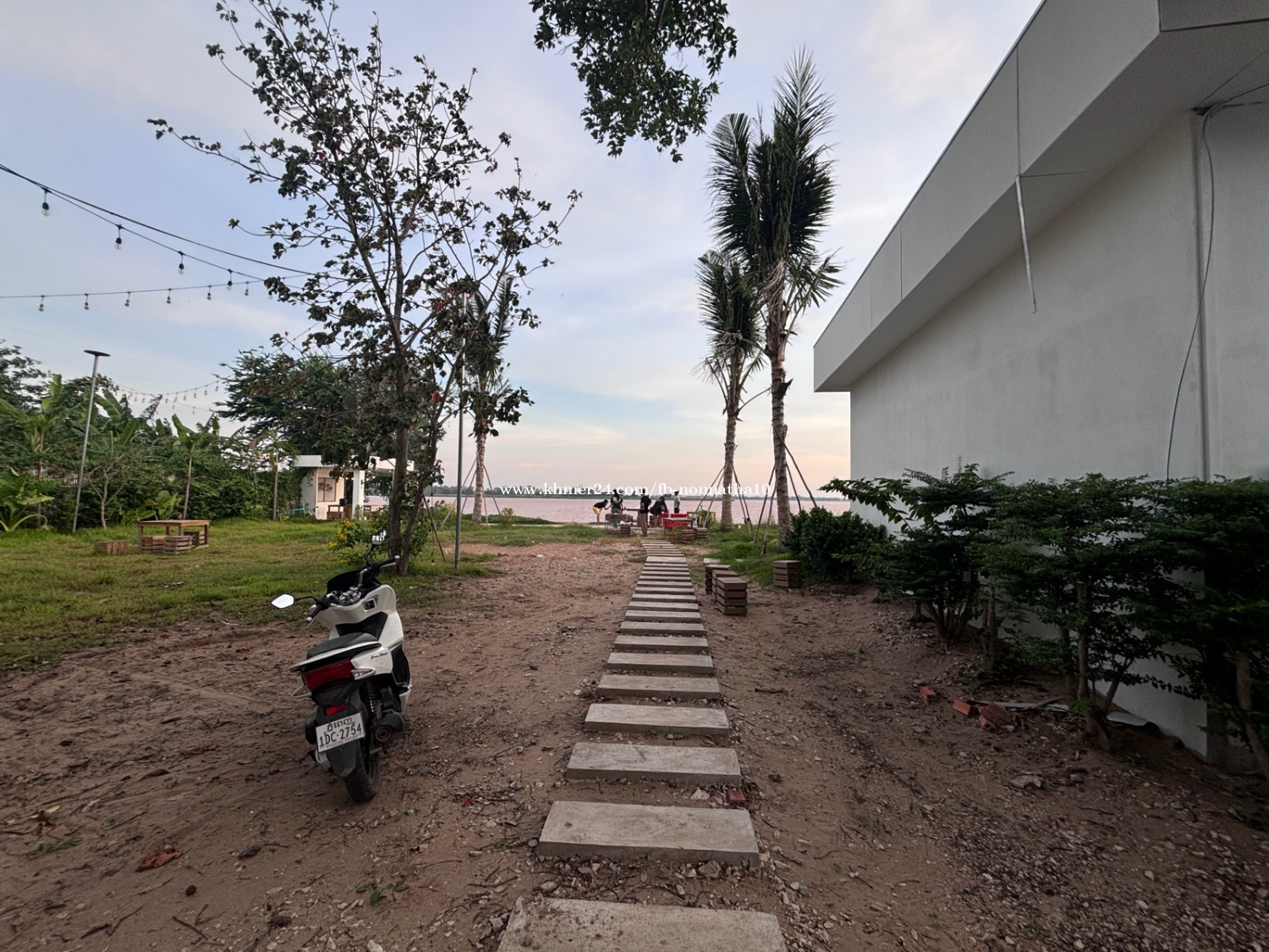ដីជាប់ទន្លេ