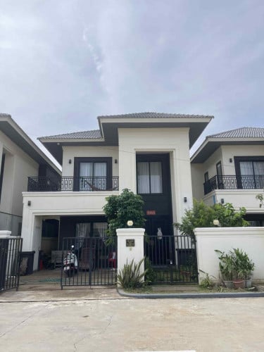 វីឡាឃ្វីន អាម៉ូរី