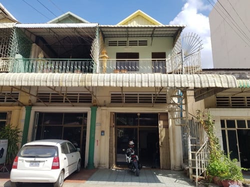 ផ្ទះលក់ រឺជួល នៅម្តុំផ្សារសំណង់១២ (ផ្លូវធំ អាចលក់ដូរបាន)