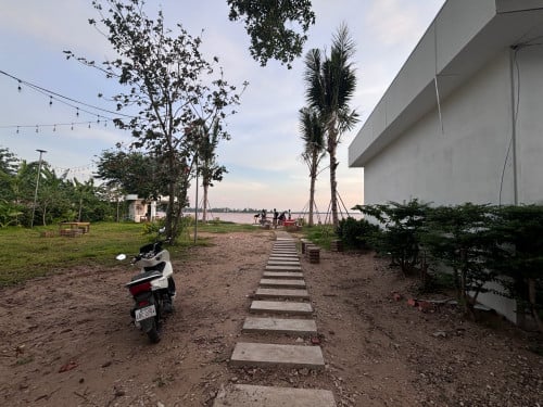 ដីជាប់ទន្លេ