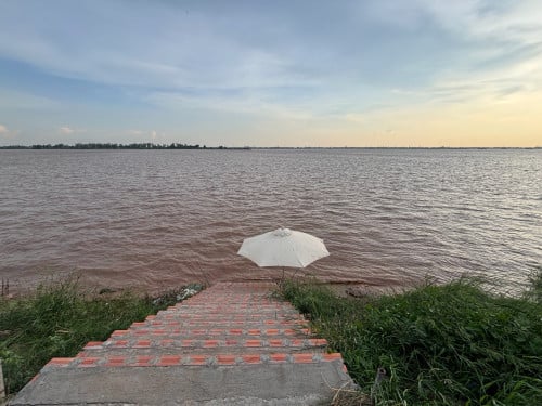 ដីជាប់ទន្លេ