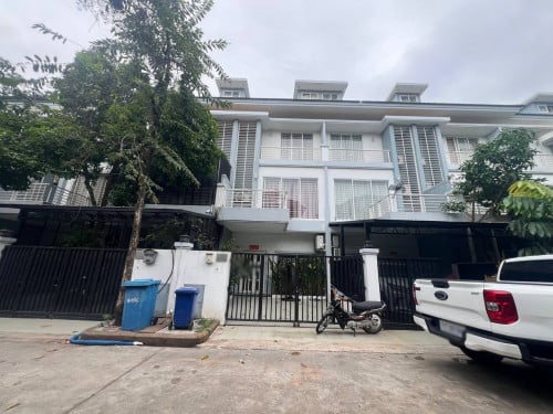 វីឡាកូនកាត់ សម្រាប់ជួល នៅបុរីប៉េងហួត បឹងស្នោរ