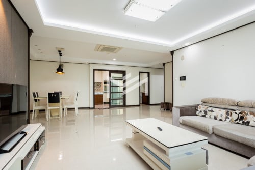 ខុនដូរសម្រាប់លក់-3 BR Condo For Sale in De Castle Royal 📍