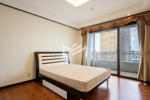 ខុនដូរសម្រាប់លក់-3 BR Condo For Sale in De Castle Royal 📍