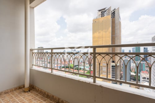 ខុនដូរសម្រាប់លក់-3 BR Condo For Sale in De Castle Royal 📍