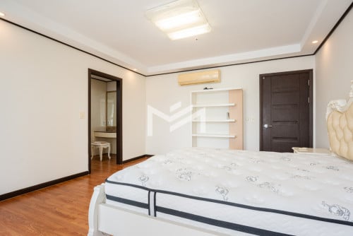 ខុនដូរសម្រាប់លក់-3 BR Condo For Sale in De Castle Royal 📍