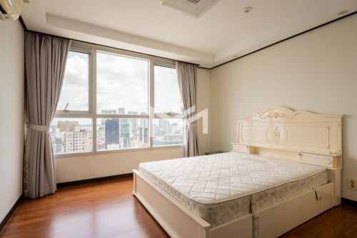 ខុនដូរសម្រាប់លក់-3 BR Condo For Sale in De Castle Royal 📍