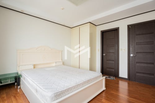 ខុនដូរសម្រាប់លក់-3 BR Condo For Sale in De Castle Royal 📍