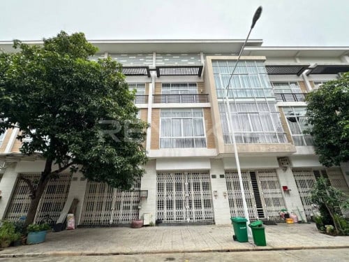 ផ្ទះល្វែងសម្រាប់ជួលនៅបុរីប៉េងហួត 6A​ / LA for rent at Borey Peng Houth 6A