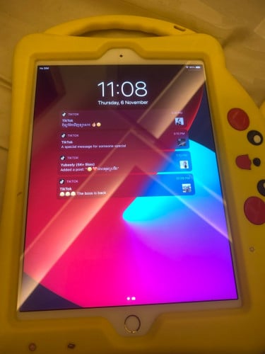 លក់IPad Air2 16g=35$ ខូចថាច់​ ពាក់កណ្តាល