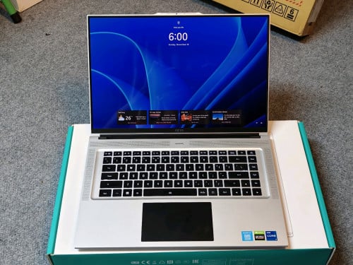 4K AMOLED សម្រាប់ឌីហ្សាញ កាត់តវីដេអូ និងលេងហ្គេមខ្នាតធំ