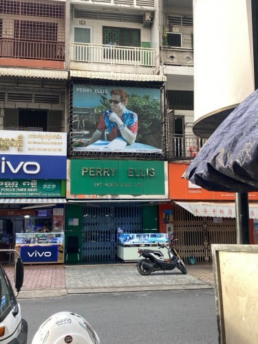 ផ្ទះទល់មុខ​ផ្សារ​ សូរិយា