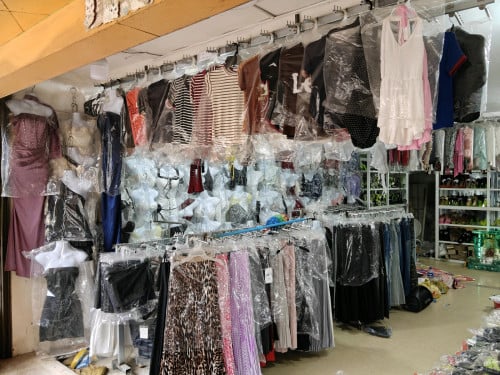 មានលក់ខោអាវនារីគ្រប់ម៉ូត តម្លៃធូរៗសមរម្យ