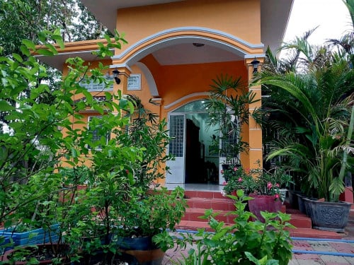 ដីនឹងផ្ទះសម្រាប់លក់នៅលើផ្លូវកែង.