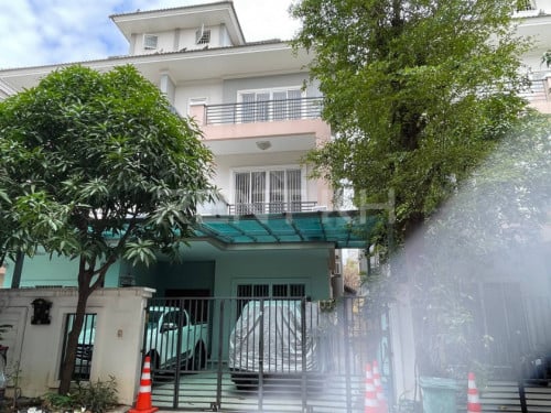 វីឡាភ្លោះសម្រាប់ជួលនៅបុរីភ្នំពេញថ្មី